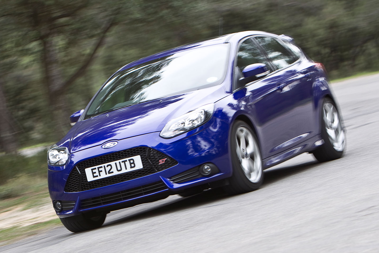 Ford Focus ST front three quarter tracking