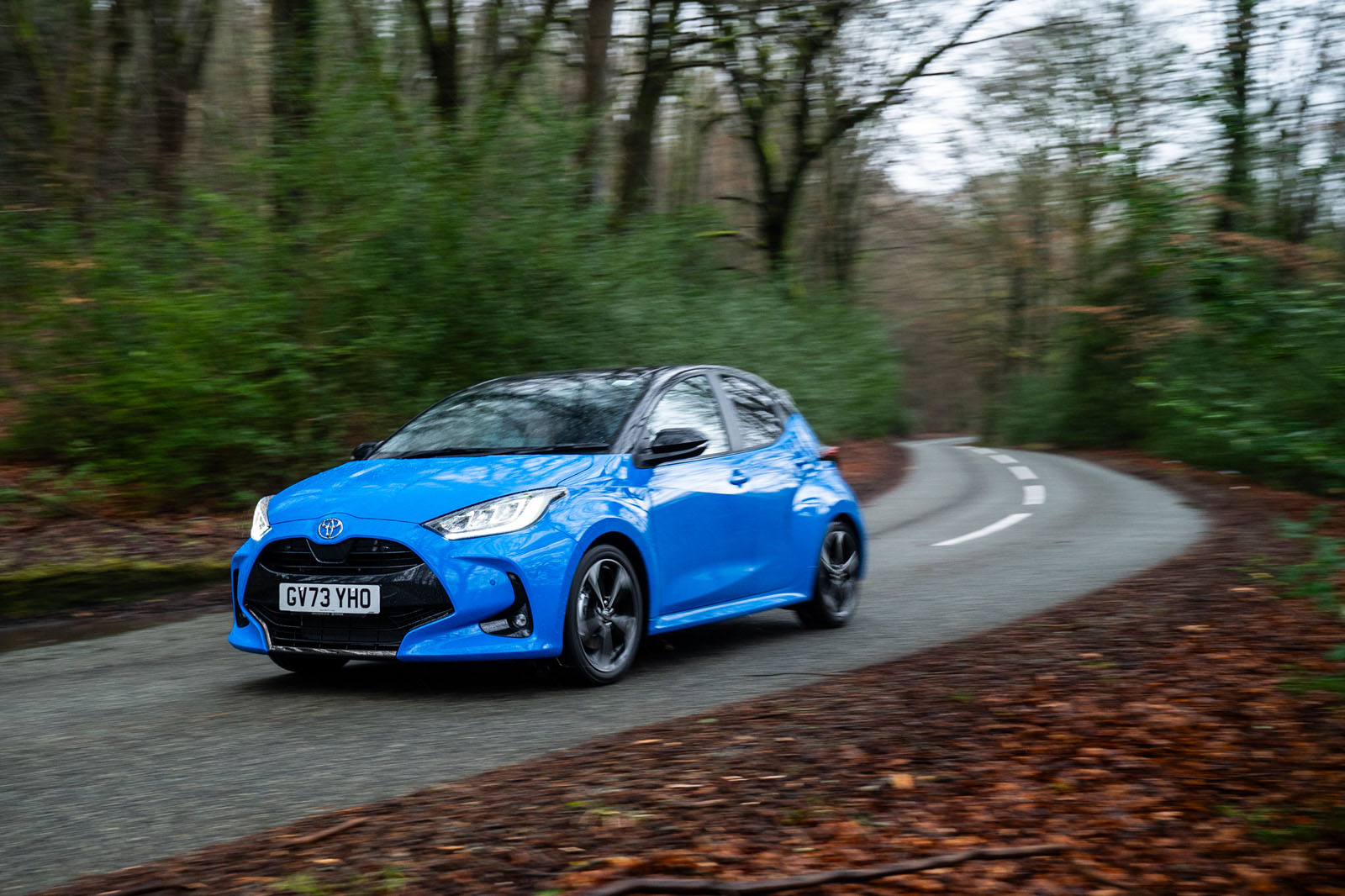 toyota yaris review 2024 25 panning front